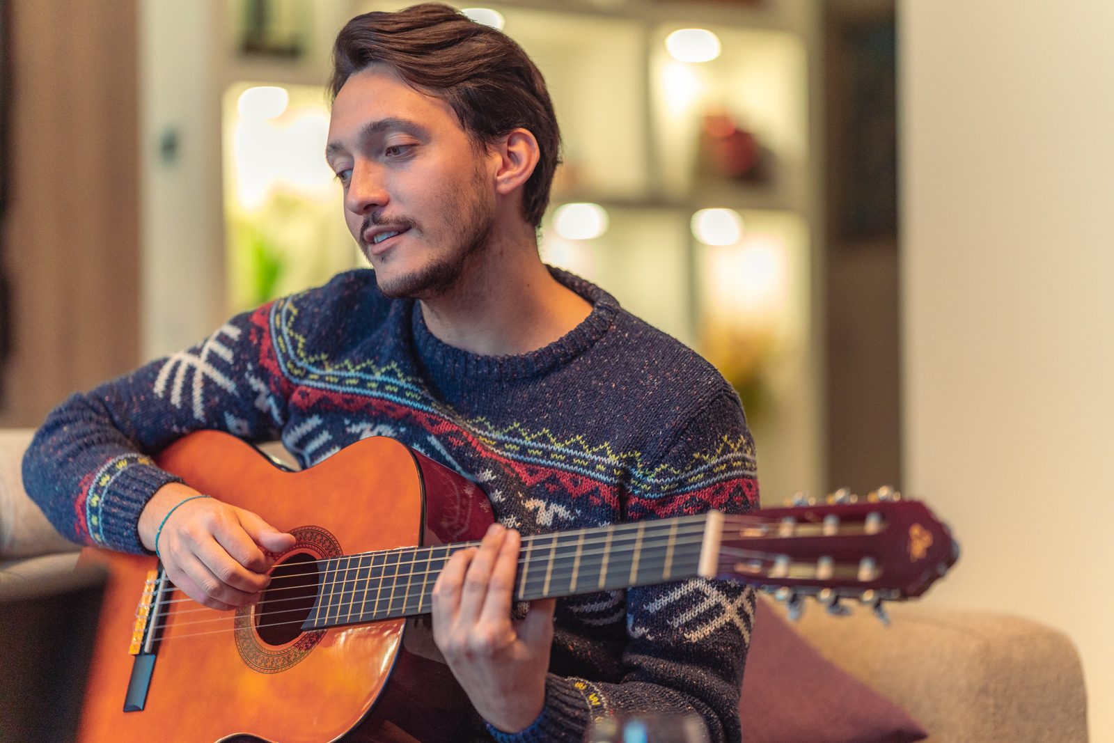 SANTEO suona la chitarra